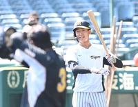 　大山らと早出特打に汗を流す小幡（右）＝撮影・飯室逸平