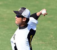 　キャッチボールをする藤浪（撮影・山口登）