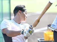 　バレルバットで打撃練習する佐藤輝（撮影・飯室逸平）