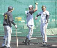 　早出練習で（左から）大山、糸井らと汗を流した小幡（撮影・高部洋祐）