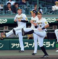 　スタメンを外れた大山（右）と佐藤輝（撮影・山口登）