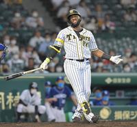 　４回、自打球で苦しそうな表情を見せるロハス（撮影・高部洋祐）