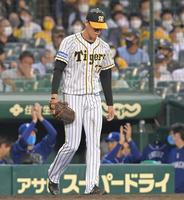 　７回、高橋周に２点打を打たれ、肩を落とす及川（撮影・高部洋祐）