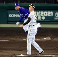 　７回、及川は福留に勝ち越し二塁打を許す（撮影・山口登）