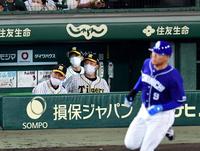 　７回、福留が適時二塁打を放ち、矢野監督（左から２人目）は打球を目で追う（撮影・山口登）