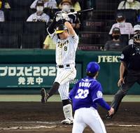 　７回、佐藤輝は空振り三振に倒れる（撮影・山口登）