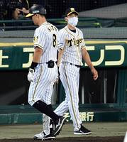 　７回、佐藤輝は空振り三振に倒れベンチに戻り、矢野監督は選手交代を告げに向かう（撮影・山口登）