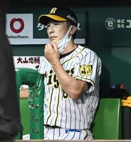 　ベンチから戦況を見守る矢野監督（撮影・飯室逸平）