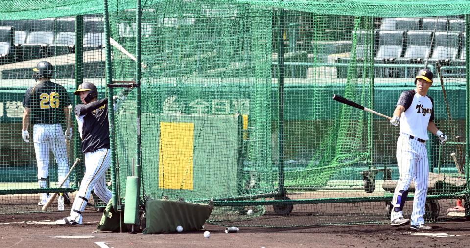 　早出特打をする大山（左）と佐藤輝（撮影・山口登）