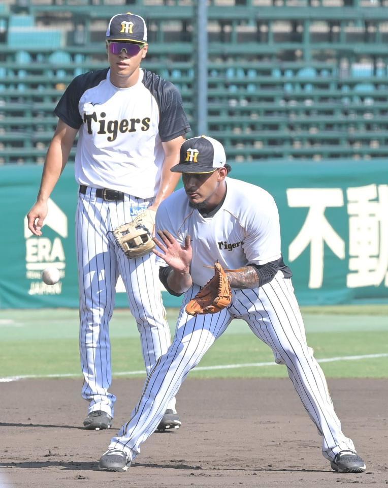 　試合前、佐藤輝（左）とサードの位置でノックを受けるマルテ（撮影・高部洋祐）