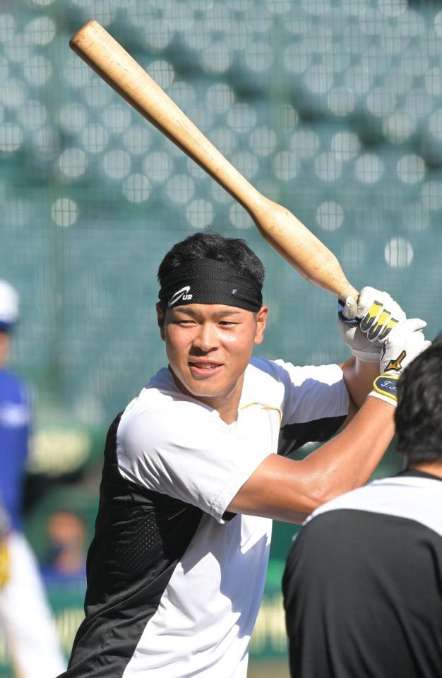 　試合前、バレルバットで打撃練習に励む佐藤輝（撮影・高部洋祐）
