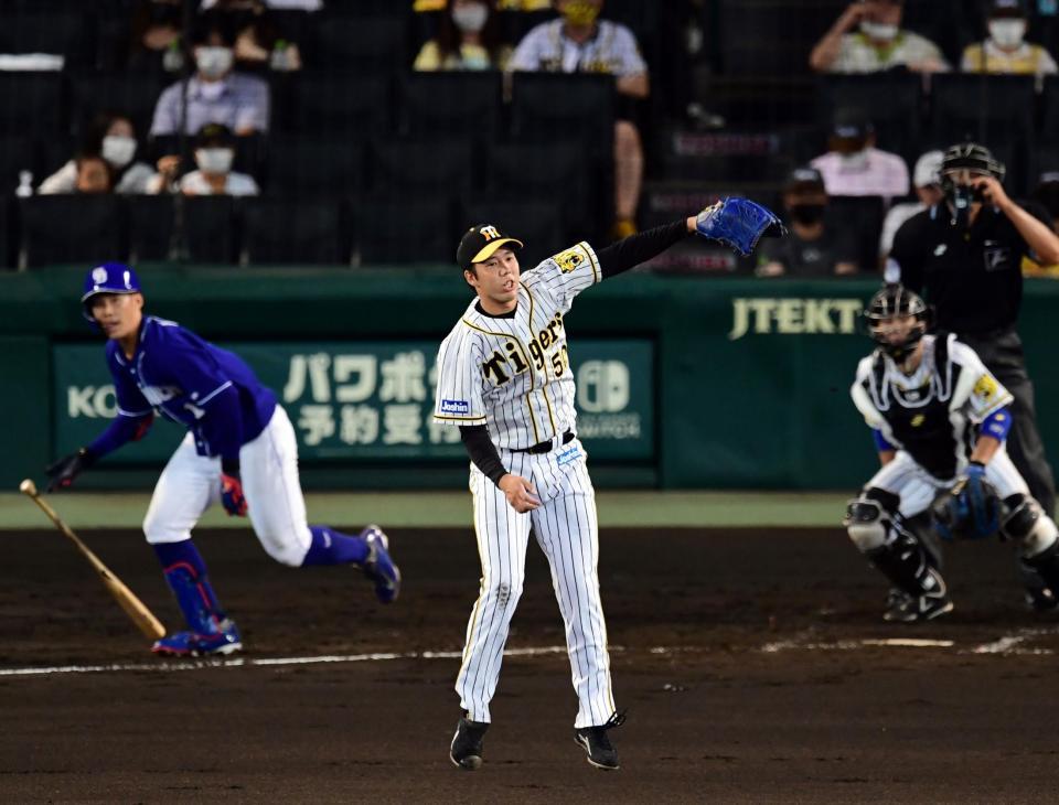 　３回、青柳は京田の打球に飛びつく（撮影・山口登）
