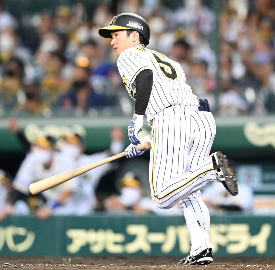 　５回、左前タイムリーを放つ近本（撮影・飯室逸平）