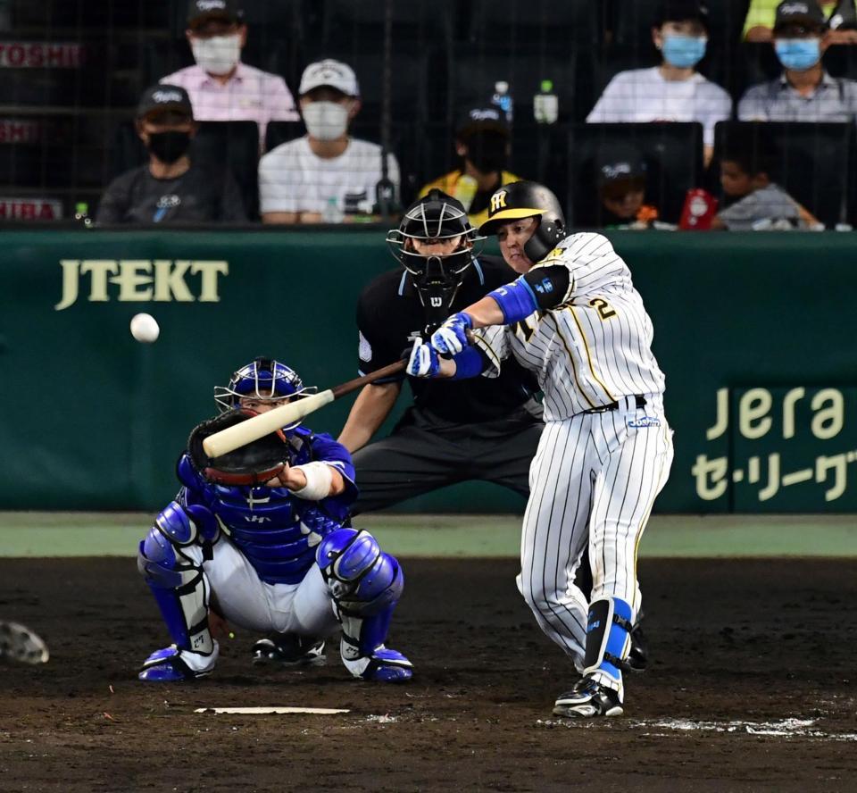 　５回、梅野は右中間に適時二塁打を放つ（撮影・山口登）