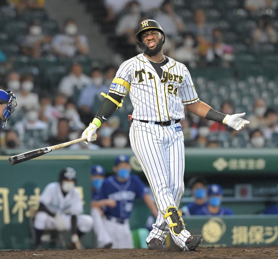 　４回、自打球で苦しそうな表情を見せるロハス（撮影・高部洋祐）