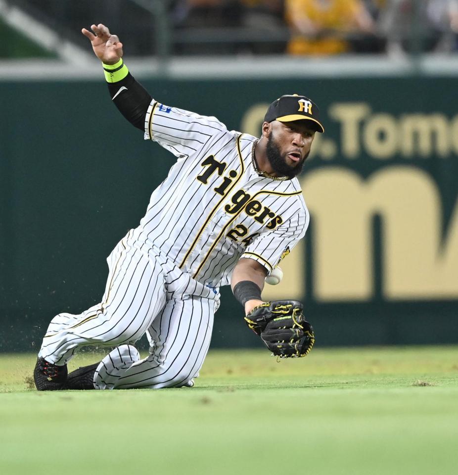 　３回、高橋周の打球を後逸するロハス（撮影・飯室逸平）