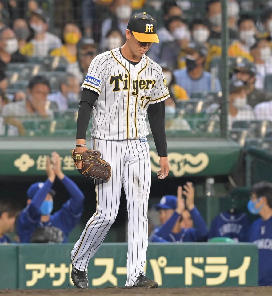 　７回、高橋周に２点打を打たれ、肩を落とす及川（撮影・高部洋祐）