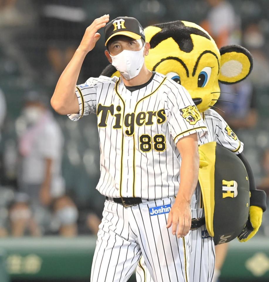 　中日に敗れ、グラウンドから引き揚げる矢野監督（撮影・高部洋祐）