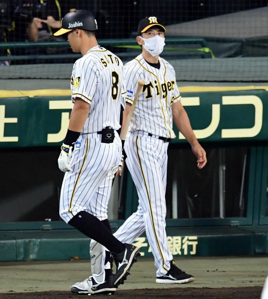 　７回、佐藤輝は空振り三振に倒れベンチに戻り、矢野監督は選手交代を告げに向かう（撮影・山口登）
