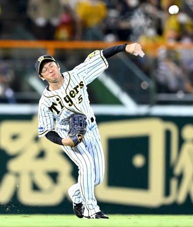 　７回、本塁を狙った高橋周を補殺する近本