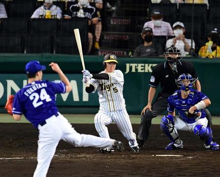 　５回、近本は左前に適時打を放つ