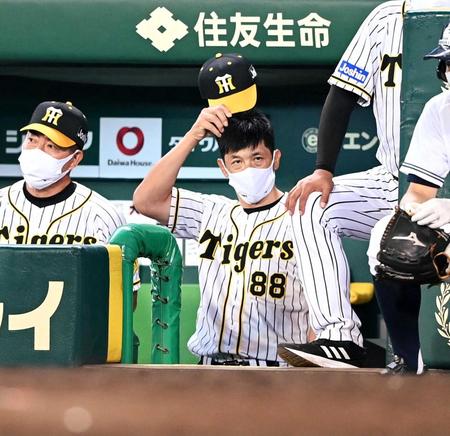 　８回、厳しい表情で戦況を見守る矢野監督（右、左は井上ヘッドコーチ）