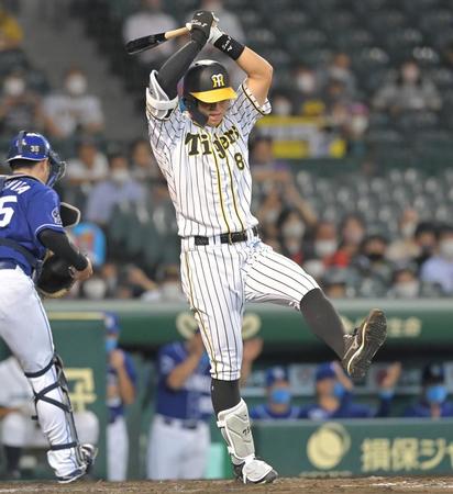 　７回、好機に三振に倒れ悔しがる佐藤輝