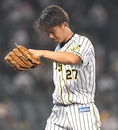 　４回、先制を許し、下を向いてベンチに戻る伊藤将（撮影・北村雅宏）