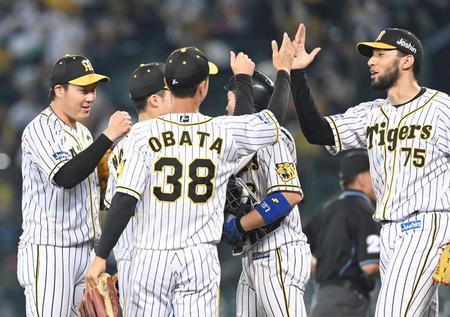 　勝利のハイタッチを交わすスアレス、大山ら阪神ナイン（撮影・飯室逸平）