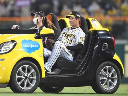 　８回、リリーフカーに乗り、登板するマウンドへ向かう岩崎（撮影・北村雅宏）