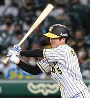 　３回、投手強襲安打を放つ近本