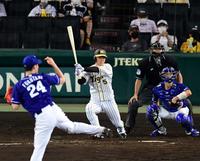 　５回、近本は左前に適時打を放つ