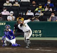 　５回、マルテは右中間に走者一掃の適時二塁打を放つ