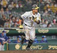 　５回、走者一掃の同点二塁打を放つマルテ