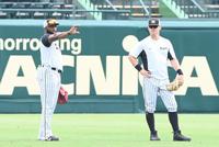 　左翼で守備練習するロハス（左）とサンズ（撮影・飯室逸平）