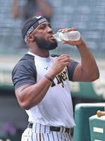 　練習中、ペットボトルの水を口にするロハス（撮影・北村雅宏）