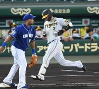 　１回、満塁の好機で凡打に倒れる大山（撮影・田中太一）