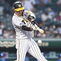 　１回、投ゴロに倒れる大山（撮影・北村雅宏）