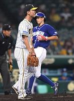 　４回、大島に適時打を浴び、高松（右）に先制となる生還を許す伊藤将（撮影・北村雅宏）