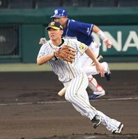 　１回、大島を凡打に打ち取る伊藤将（撮影・田中太一）