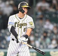 　７回、代打で空振り三振に倒れる佐藤輝（撮影・飯室逸平）