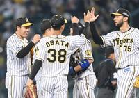 　勝利のハイタッチを交わすスアレス、大山ら阪神ナイン（撮影・飯室逸平）