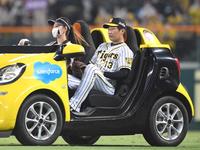 　８回、リリーフカーに乗り、登板するマウンドへ向かう岩崎（撮影・北村雅宏）