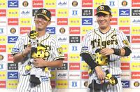 　お立ち台で笑顔を見せる伊藤将（左）と大山（撮影・北村雅宏）