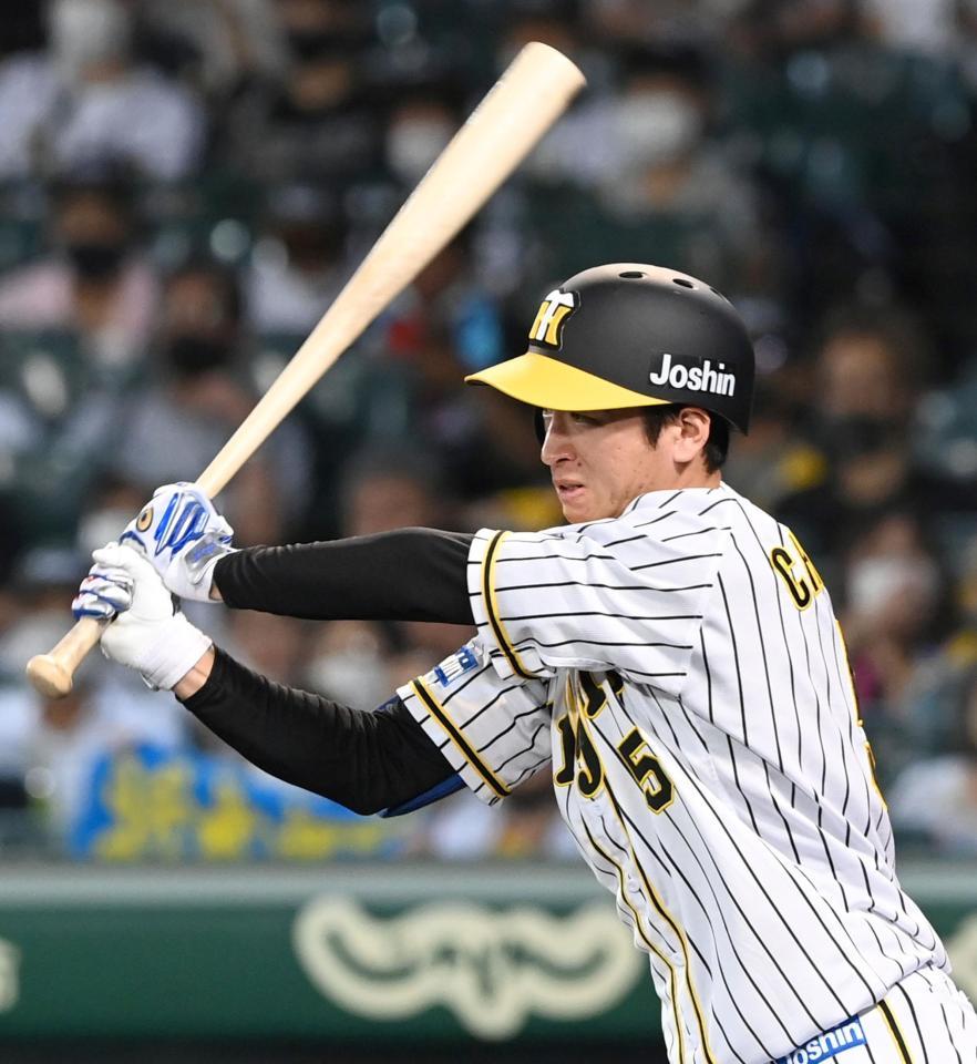 　３回、投手強襲安打を放つ近本