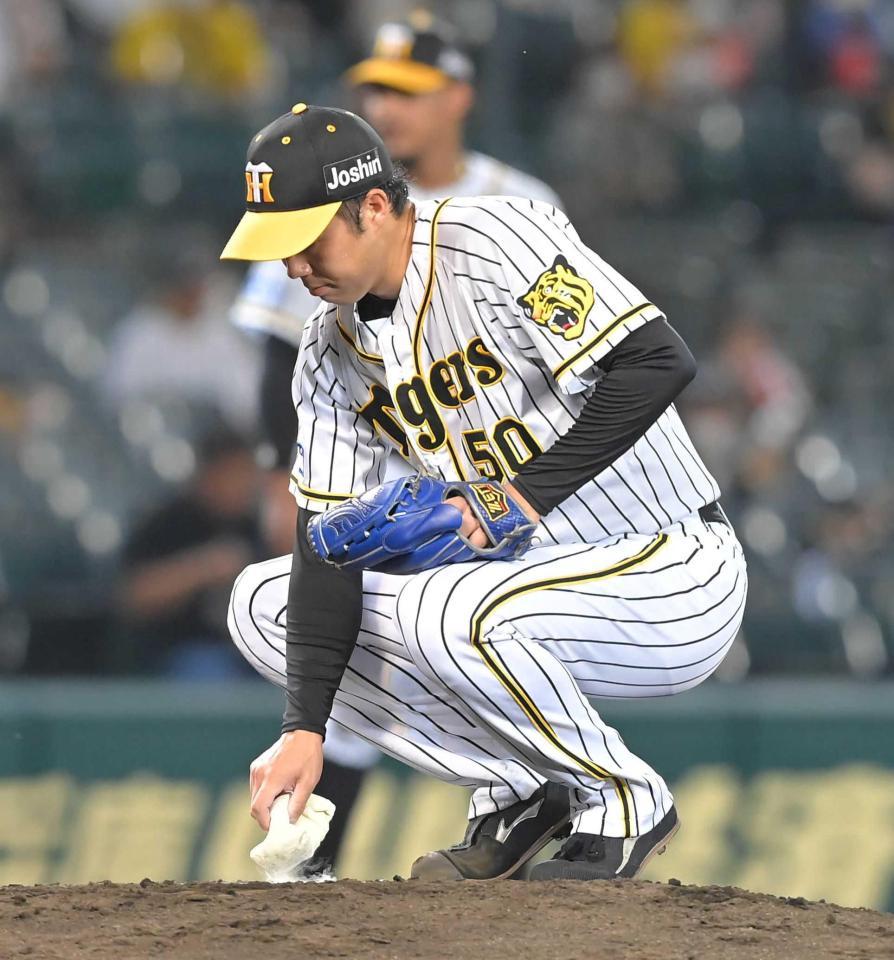　３回、中日打線に打ち込まれ、マウンドにしゃがみ込む青柳