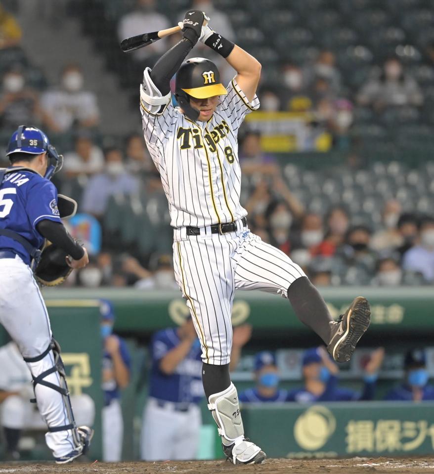 　７回、好機に三振に倒れ悔しがる佐藤輝