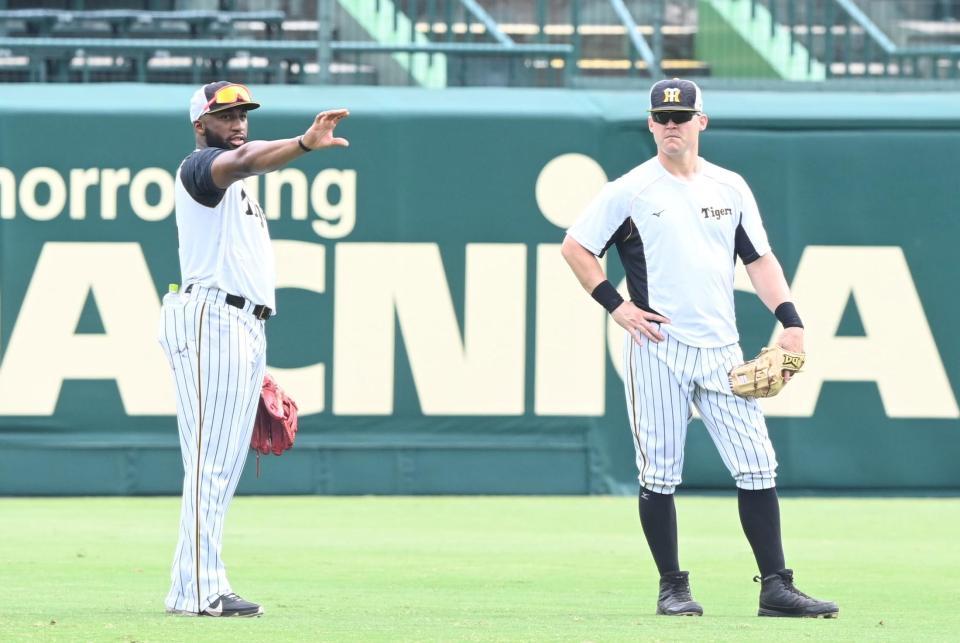 　左翼で守備練習するロハス（左）とサンズ（撮影・飯室逸平）