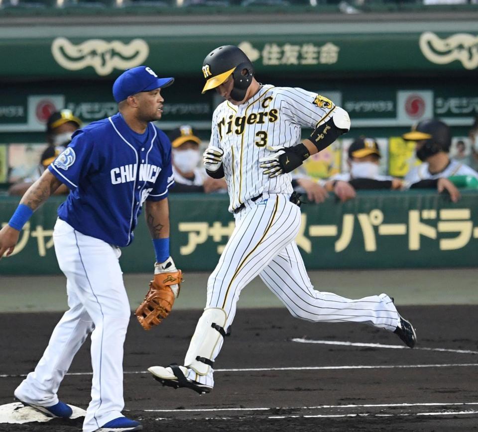 　１回、満塁の好機で凡打に倒れる大山（撮影・田中太一）