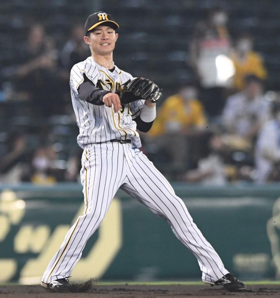 　４回、高松のゴロをさばいたものの、一塁へ悪送球する中野（撮影・北村雅宏）